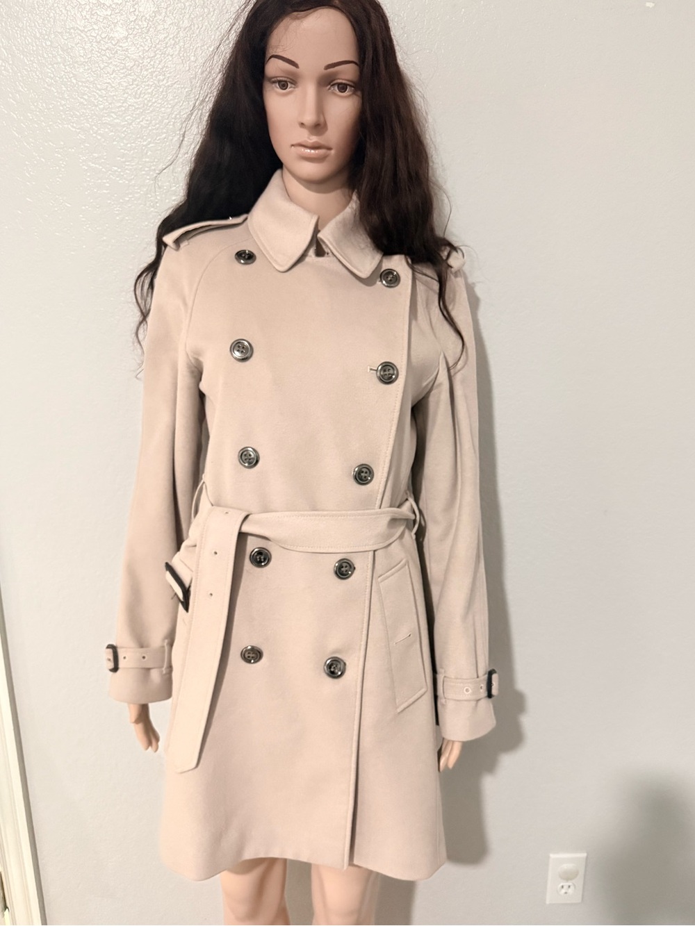 Burberry Beige Short Kensington Double-Breasted Trench Coat - Picture 3 of 13